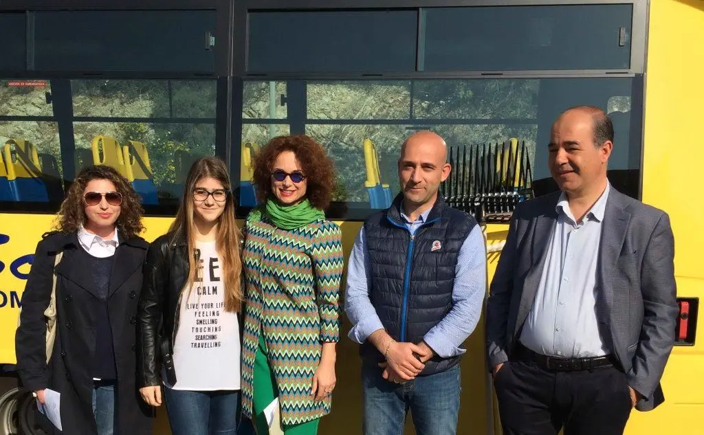 L'alunna Francesca Pasella con la delegata alla Cultura Valentina Geromino, Beatrice Luzzi e Massimo Marcialis