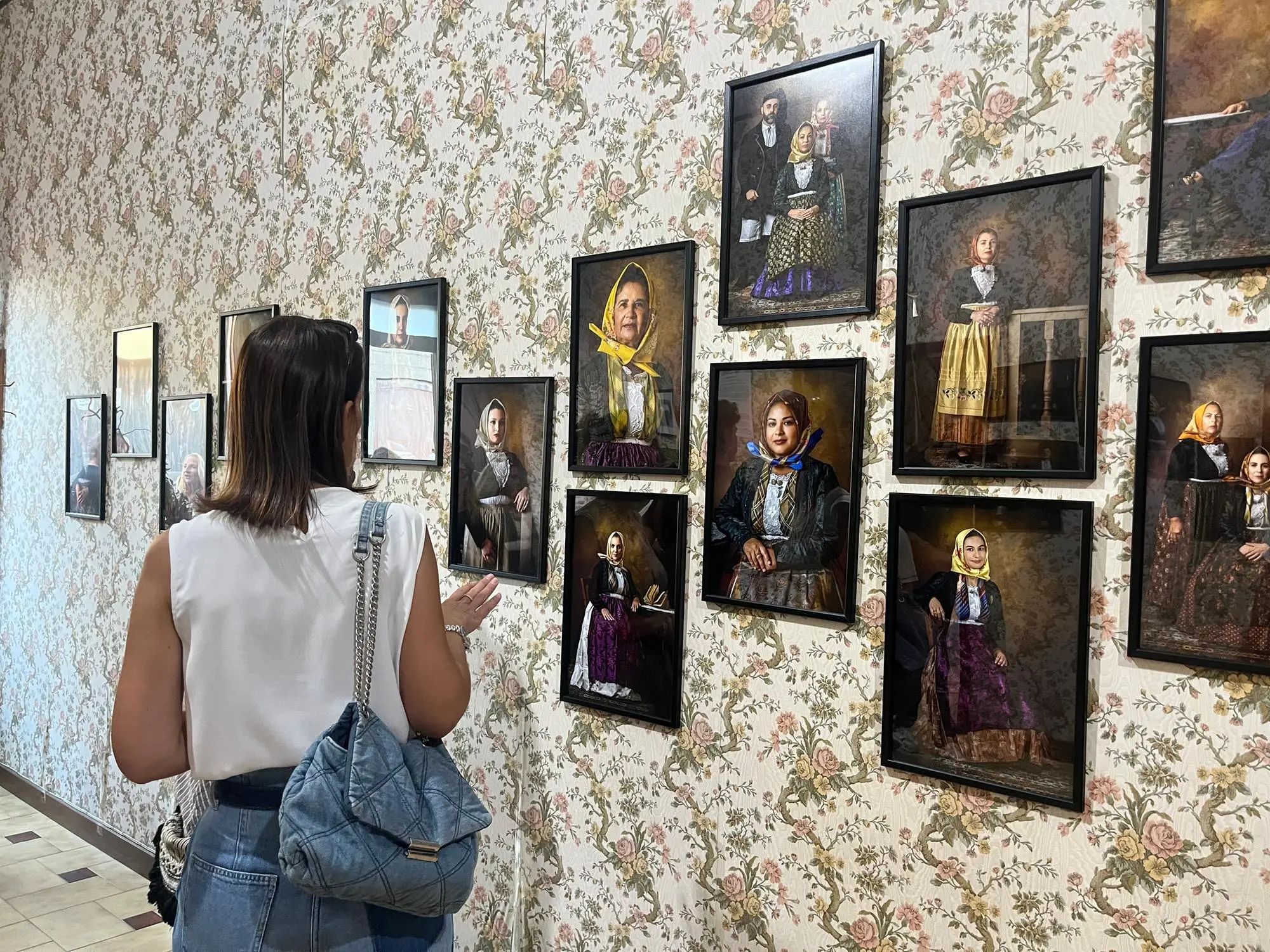 Vistatori alla mostra (foto V. Pinna)