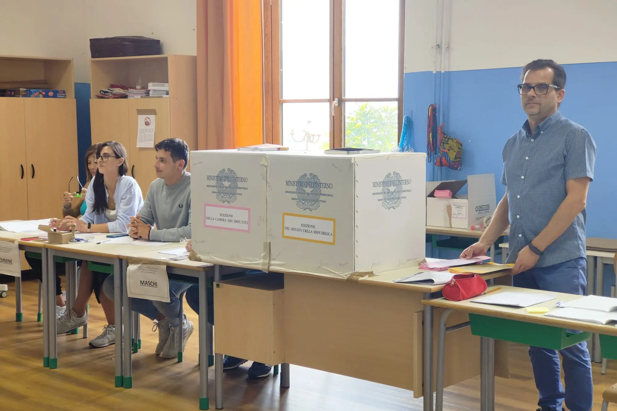 Un seggio a Cagliari (Foto L'Unione Sarda)