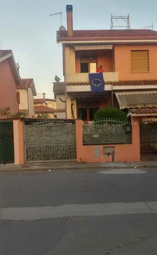 Una delle bandiere della Ue esposte ad Assemini (foto L'Unione Sarda - Ena)