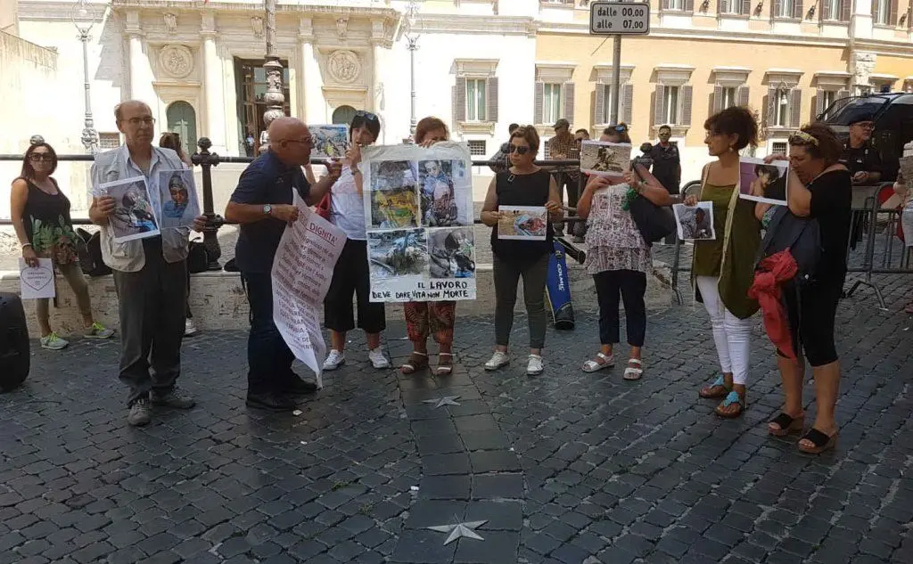 Una recente protesta anti Rwm a Montecitorio (foto L'Unione Sarda - Farris)