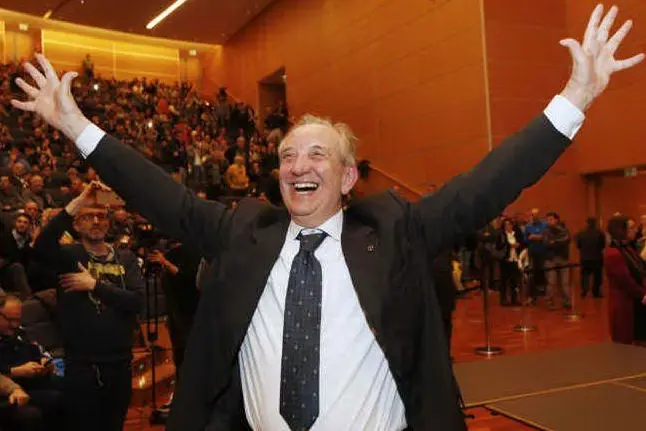 Bruno Cattaneo esulta dopo l'elezione