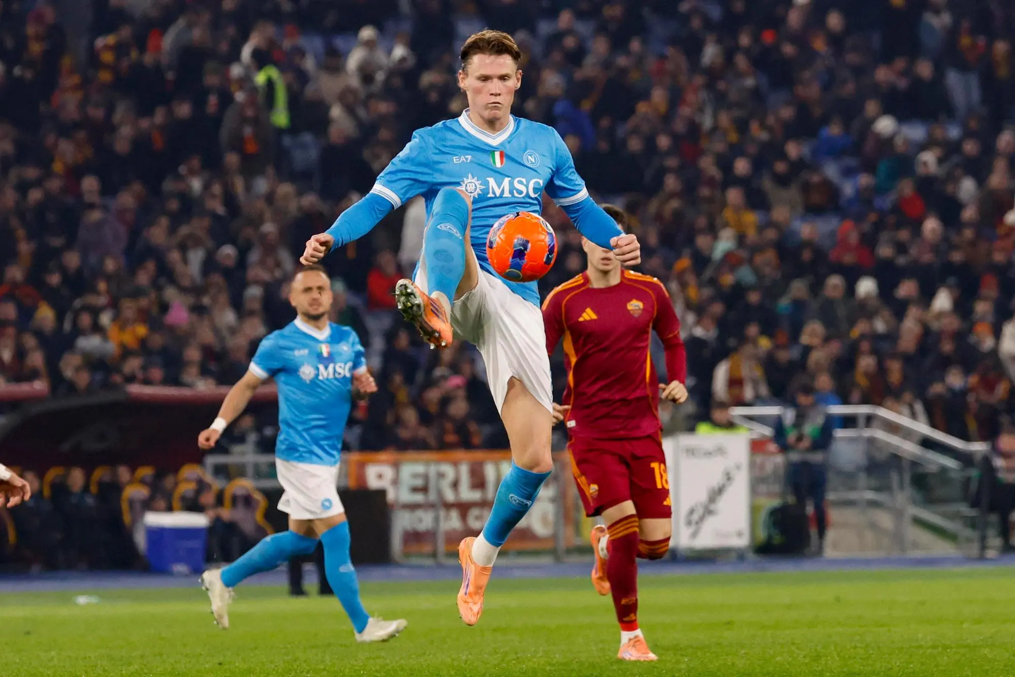 Napoli's Rasmus Hojlund during the Italian Serie A soccer match between AS Roma and Napoli at the Olimpico stadium in Rome, Italy, 30 November 2025. ANSA/FABIO FRUSTACI