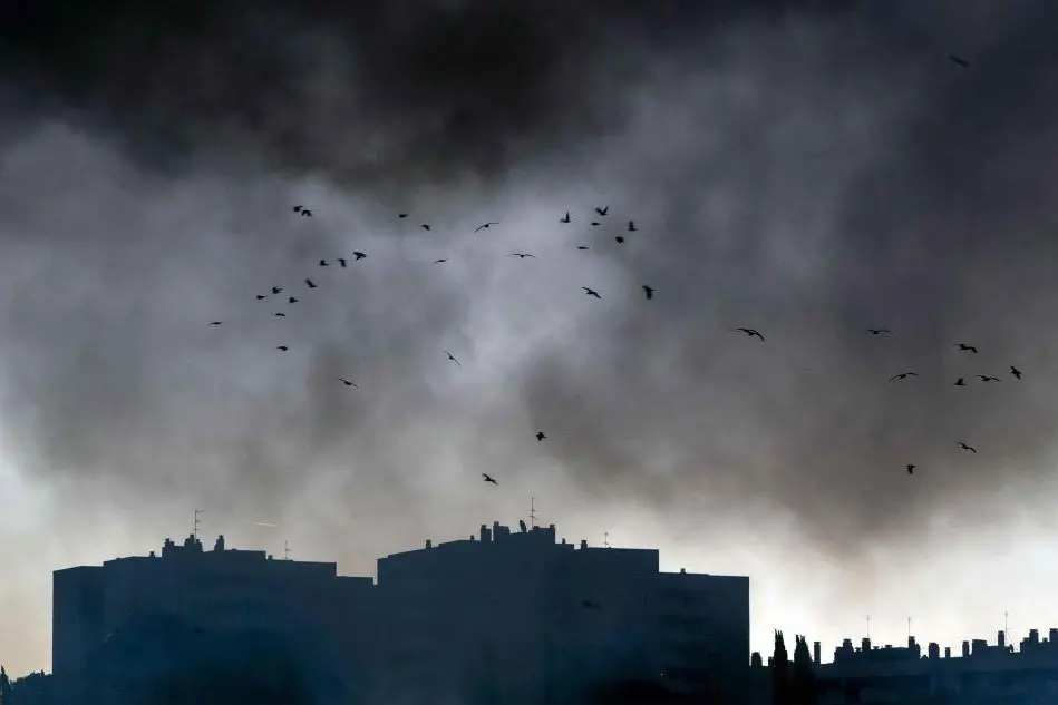 La colonna di fumo è visibile a chilometri di distanza