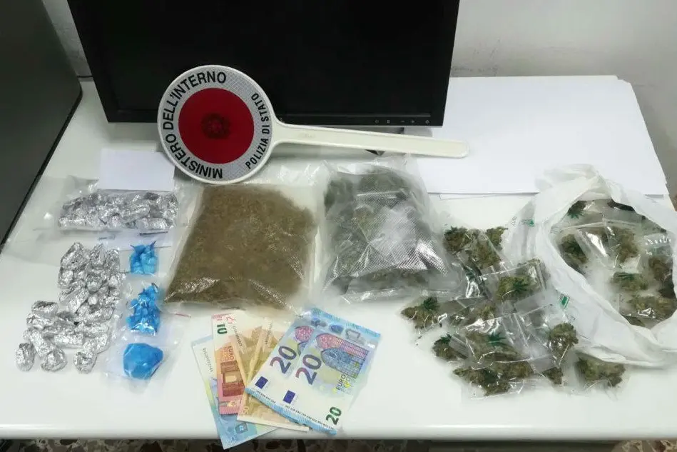 La droga e i soldi sequestrati