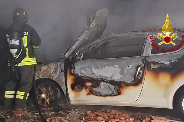 Pula, auto prende fuoco in un garage