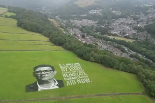 Un ritratto gigante di Burnham nella campagna del West Yorkshire