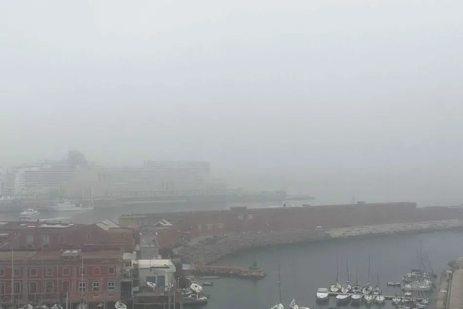 Il porto di Napoli avvolto dalla nebbia