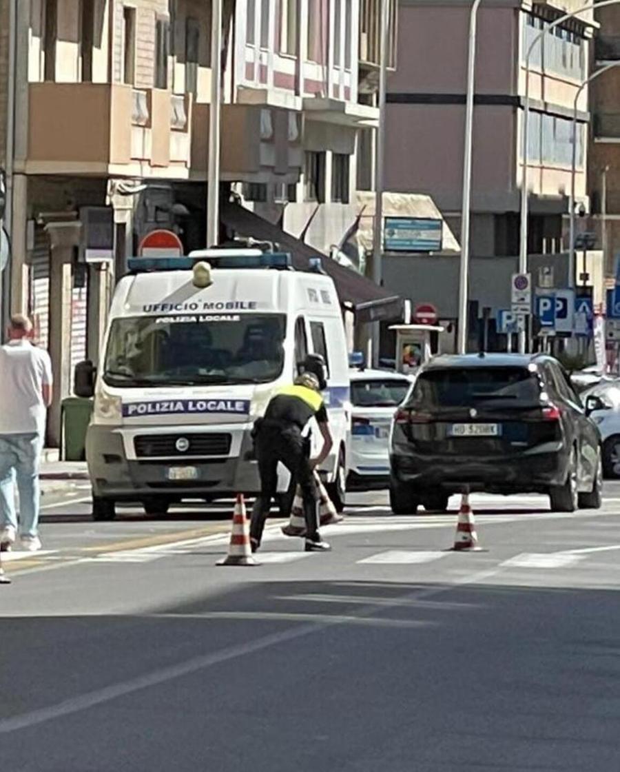 Via Sonnino, turista in contromano investe una 47enne sulle strisce