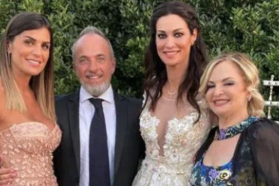 Manuela Arcuri col vestito da sposa assieme a\u00A0Emanuele Puzzilli e altri invitati (foto da Instagram)