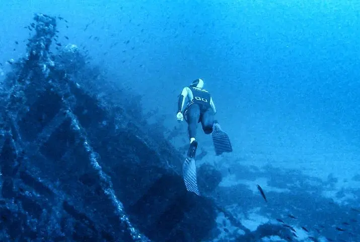 L'apneista durante l'immersione nel sito dell'affondamento (foto concessa)