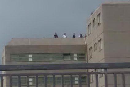 Presunti pestaggi in carcere, indagati 44 agenti penitenziari: la protesta sul tetto