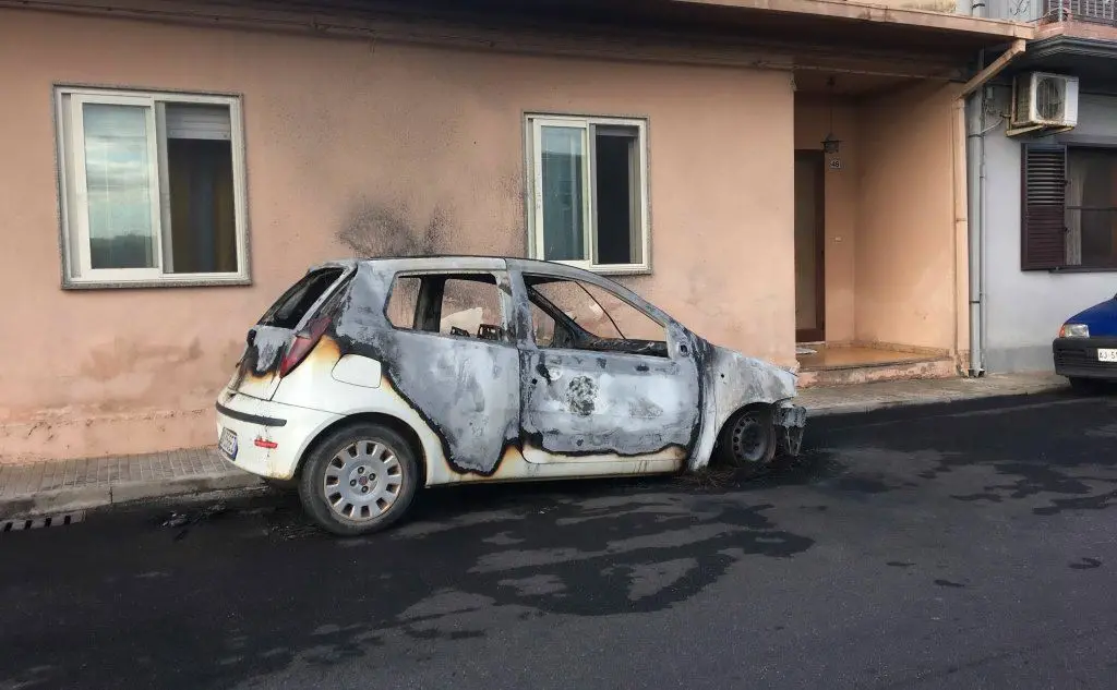 L'auto bruciata (foto Sanna)