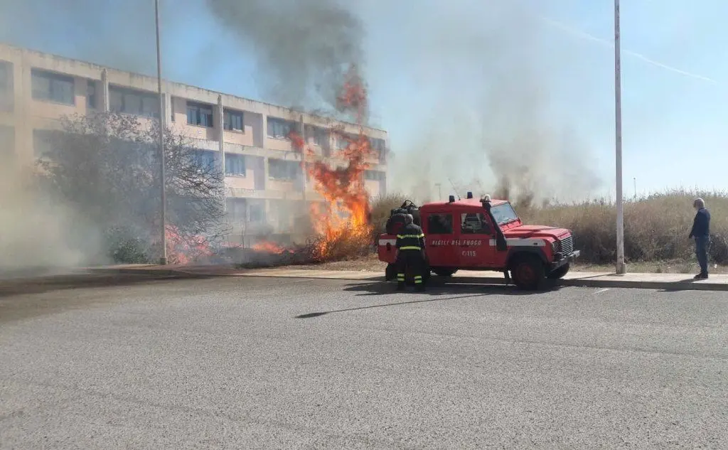 Cagliari, sterpaglie in fiamme di fronte all'istituto Marconi: scuola evacuata