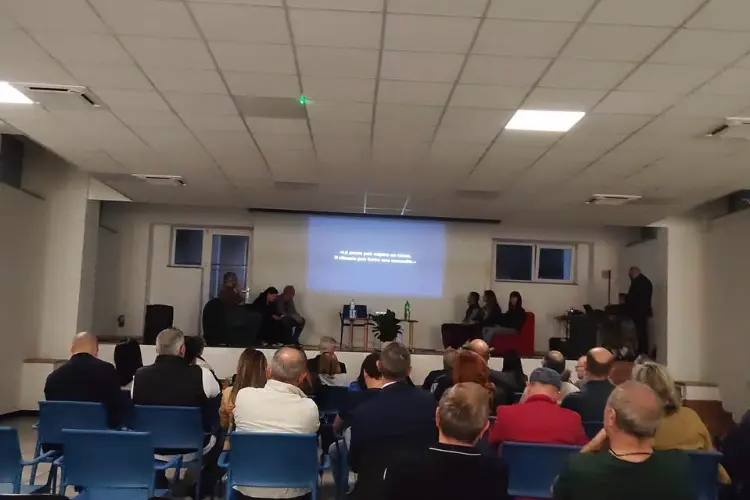 La sala gremita a Cossoine (foto concessa)