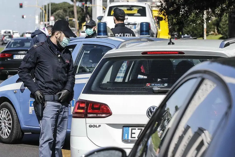 Controlli della polizia (Archivio L'Unione Sarda)