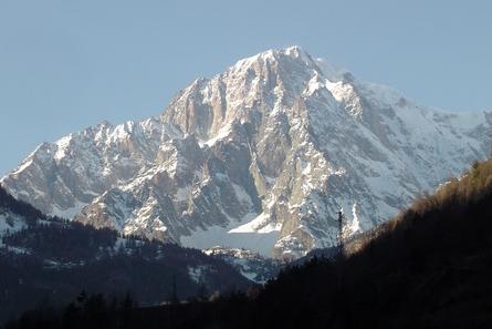 Schianto sul Monte Bianco con la tuta alare, muore base jumper