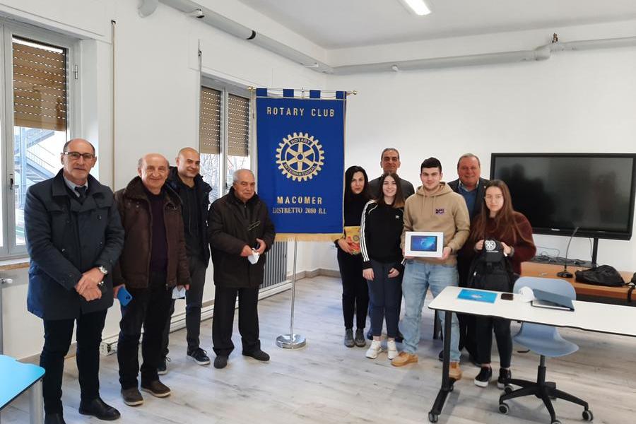 A Macomer il Rotary consegna i tablet agli studenti più meritevoli dell'Istituto tecnico Satta