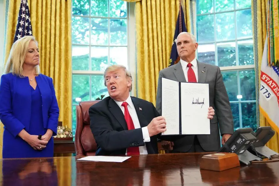 Trump mostra il provvedimento appena firmato