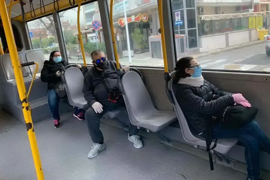 Passeggeri di un autobus con le mascherine (Archivio L'Unione Sarda)