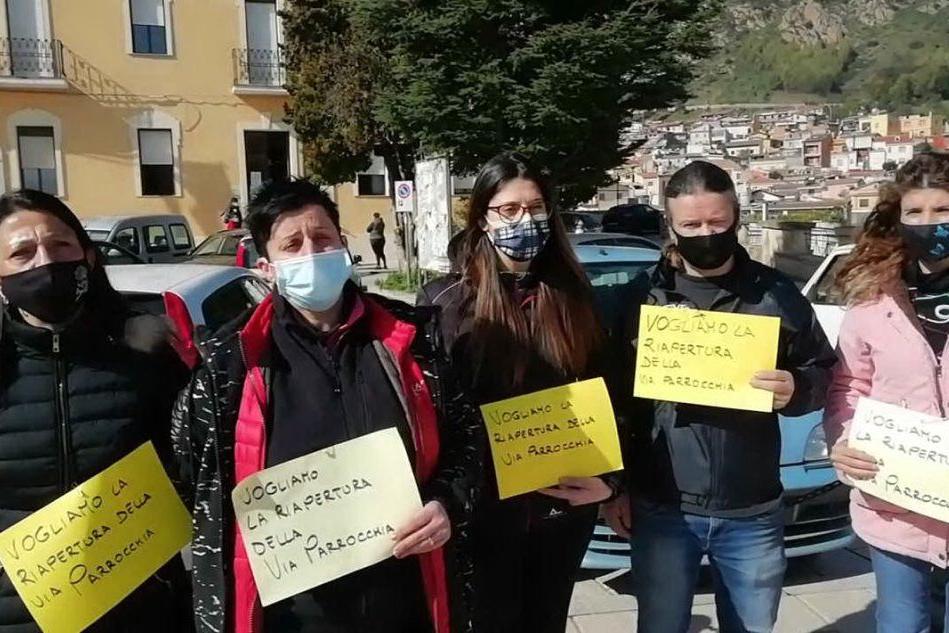 Villacidro: i commercianti di via Parrocchia protestano in Comune
