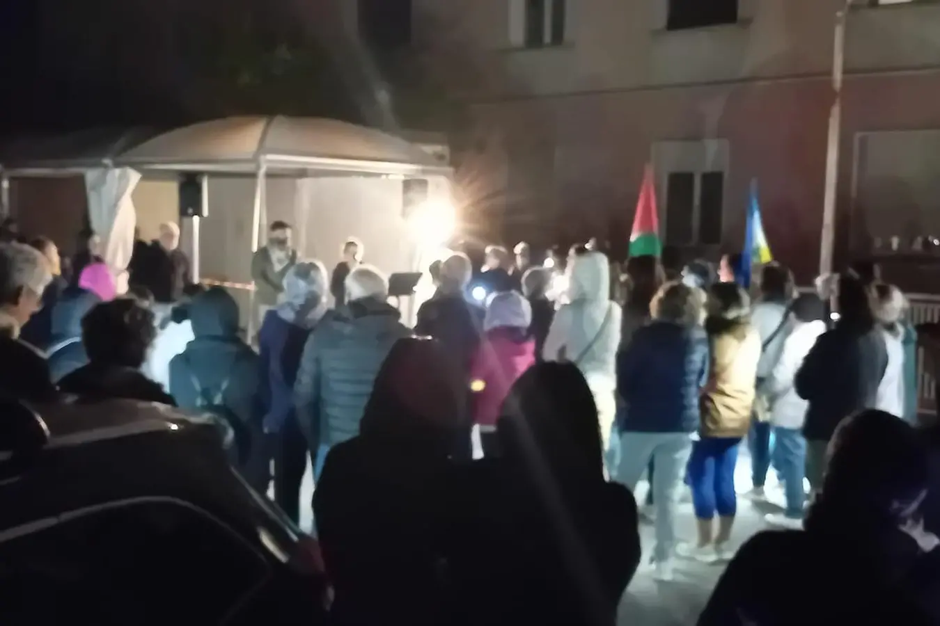 Il flash mob fuori dall'ospedale di Isili (foto Gioia)