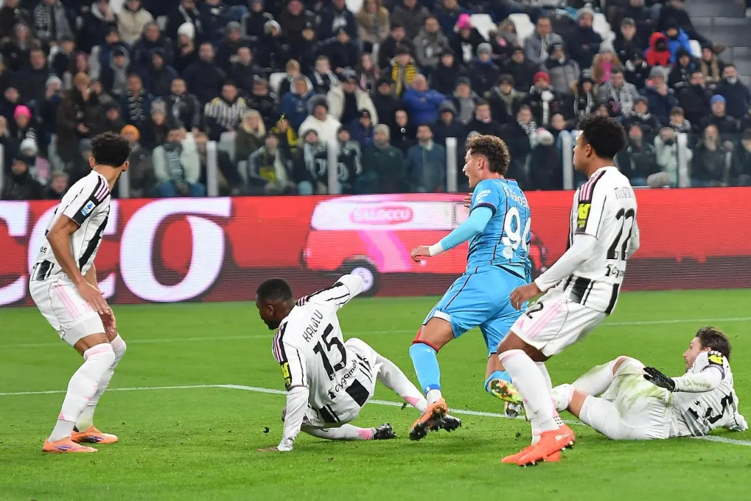 Il gol di Sebastiano Esposito che aveva sbloccato Juventus-Cagliari (foto Ansa)