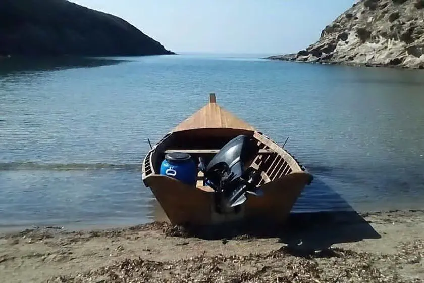 Un barchino sulle coste del Sulcis (Archivio L'Unione Sarda)