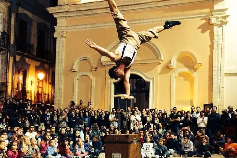 Uno spettacolo del festival nella piazzetta Sant'Efisio durante una delle precedenti edizioni di Sa Ruga