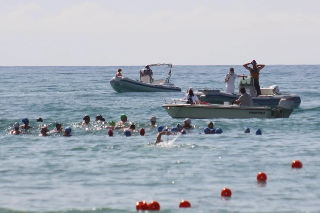 Alcuni nuotatori impegnati durante una passata edizione del ''Triangolo del Poetto'' (foto concessa)
