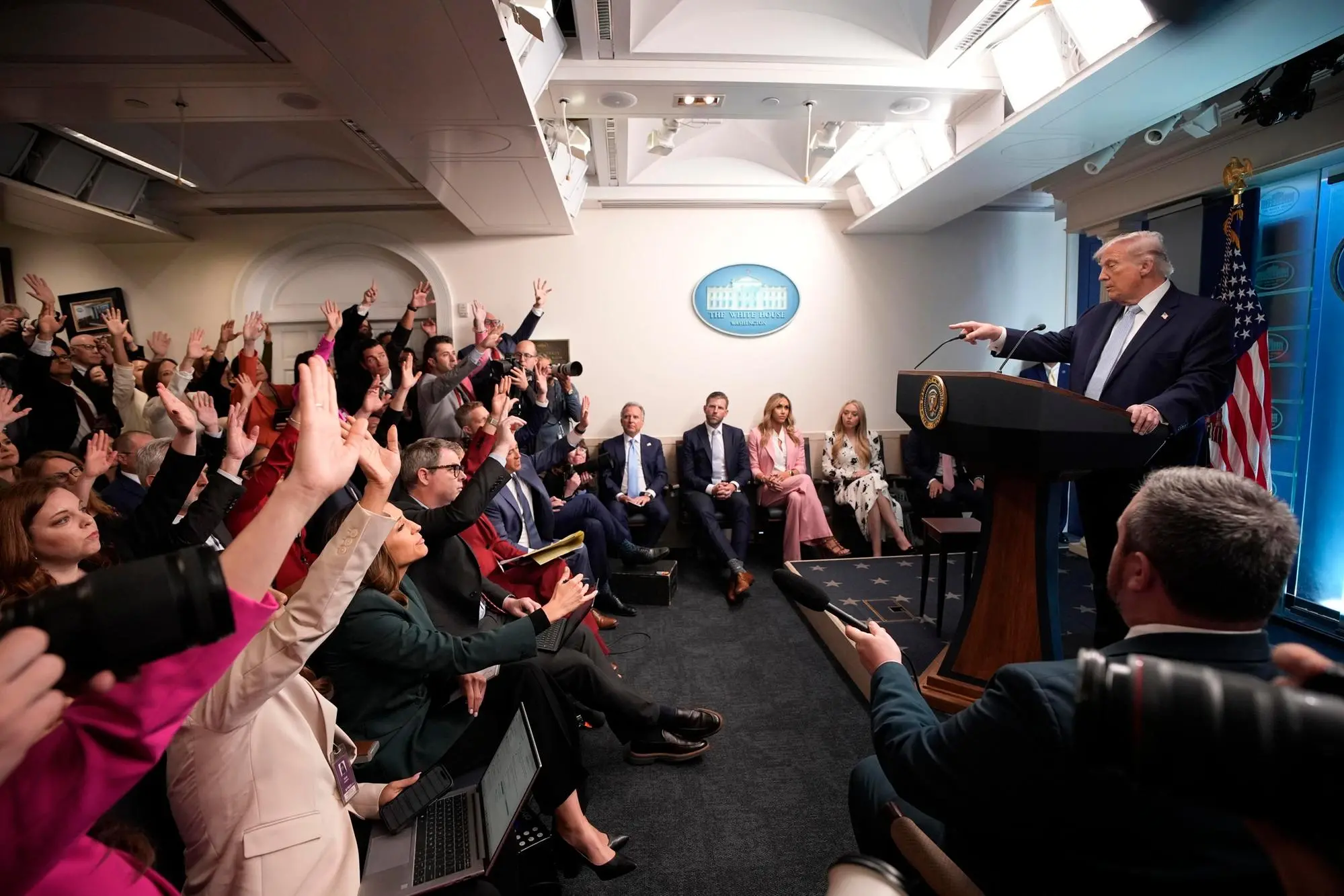 Donald Trump nella sala stampa della Casa Bianca (EPA/YURI GRIPAS / POOL)