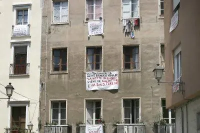 Uno dei palazzi di Piazza Dettori (Ungari)