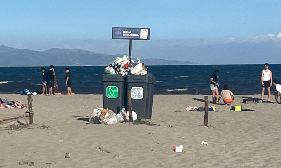 Incivili al Poetto, emergenza rifiuti