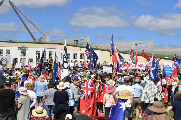In 10mila contro l’obbligo vaccinale davanti al Parlamento a Canberra, il premier: “Li capisco”