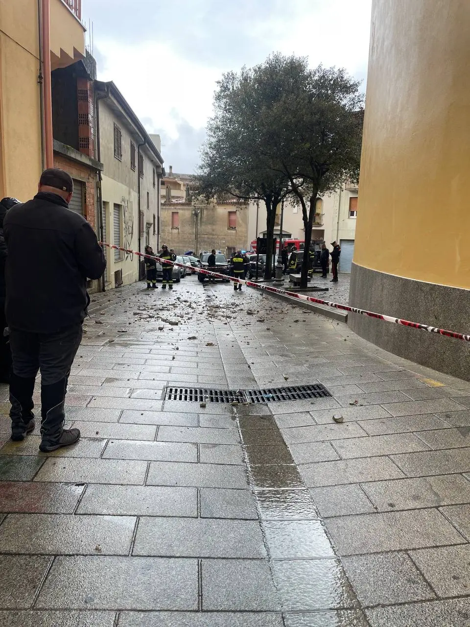 I calcinacci a terra davanti alla chiesa di Nostra Signora di Loreto a Mamoiada (foto Ledda)