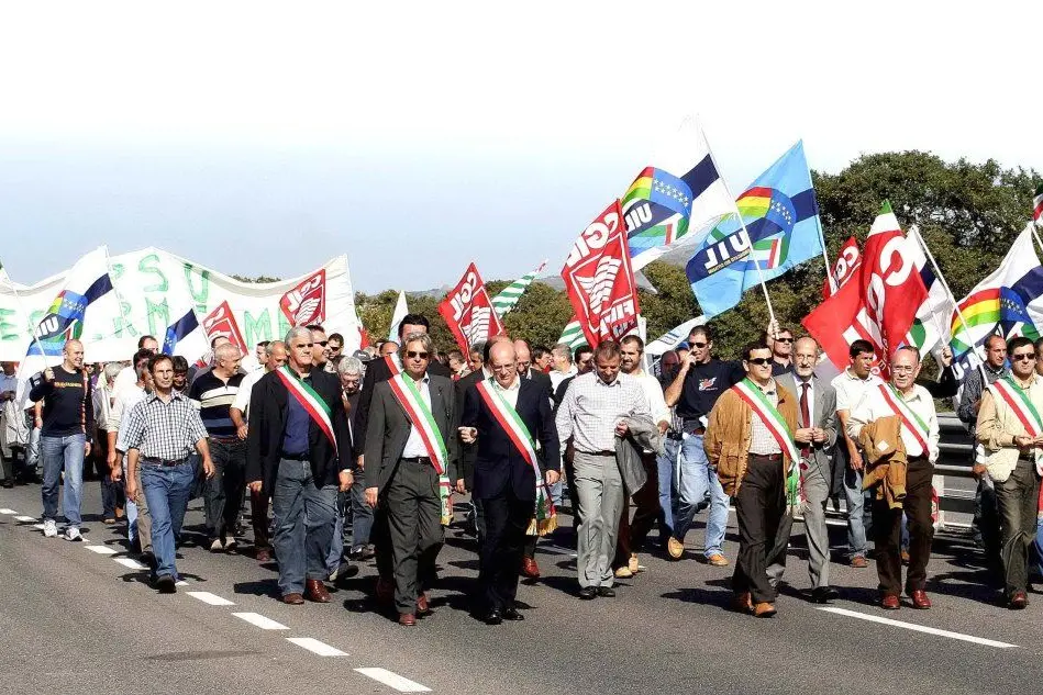 Una manifestazione di lavoratori Legler (Archivio L'Unione Sarda - Luciani)