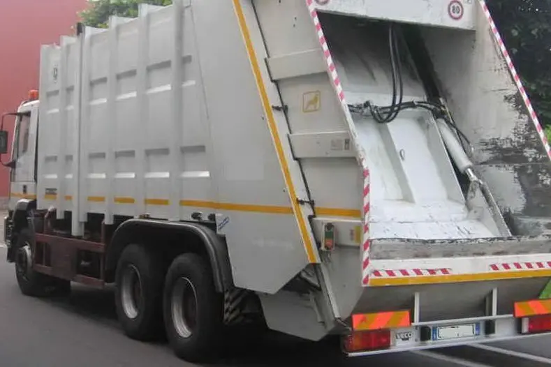 UN CAMIONE DELLA NETTEZZA URBANA