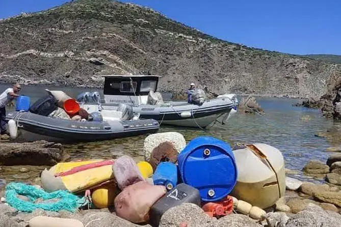 Cumuli di rifiuti raccolti in mare (Foto Ente Parco Asinara)