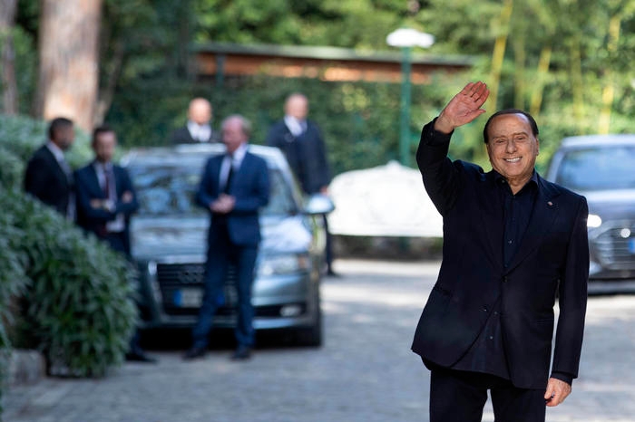 Silvio Berlusconi esce da Villa Grande dove si e' tenuto il vertice di centrodestra, Roma, 28 ottobre 2021. ANSA/MASSIMO PERCOSSI