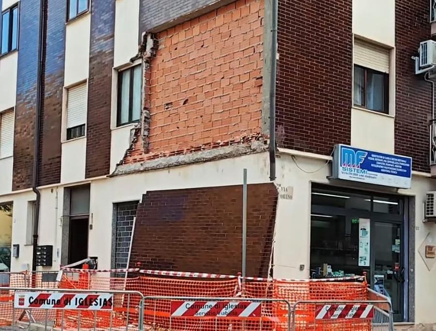 Paura in via Firenze per un gigantesco crollo