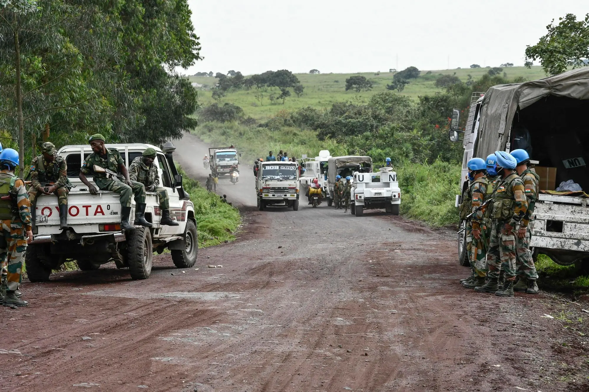 Baschi blu delle Nazioni Unite e delle Forze Armate del Congo mettono in sicurezza una strada vicino al luogo di un attacco armato Foto Epa/Str