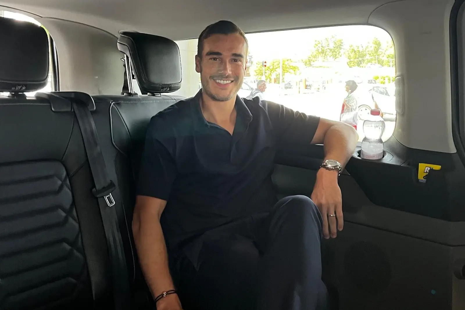 Harry Winks, nuovo acquisto del Cagliari, all'arrivo all'aeroporto di Elmas