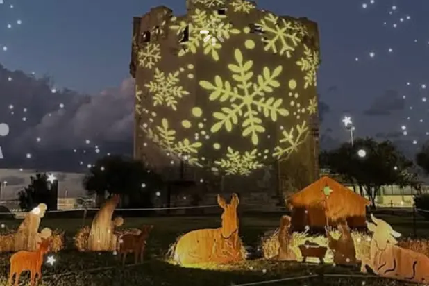 La torre aragonese e il presepe a Porto Torres (foto Pala)