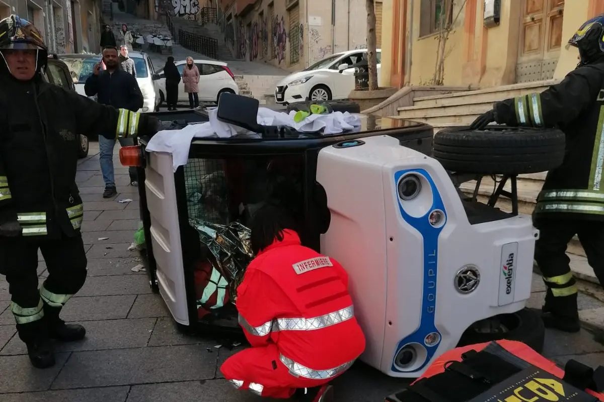 L'ape car ribaltata in Piazza Dettori, a Cagliari