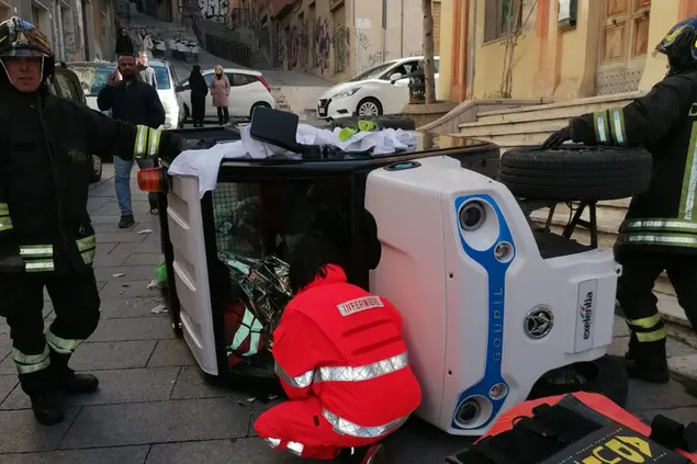 L'ape car ribaltata in Piazza Dettori, a Cagliari