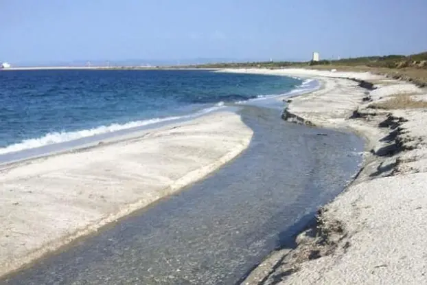 La spiaggia a est della foce di Fiume Santo (foto Pala)