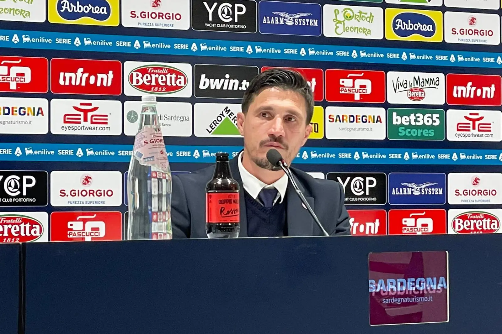 Fabio Pisacane in sala stampa dopo Cagliari-Como (foto Spignesi)