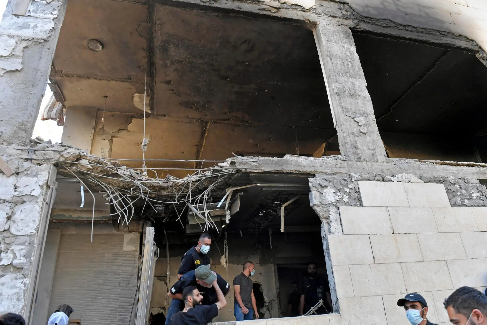 I danni provocati da un missile israeliano a Choueifat, a sud di Beirut (Ansa)