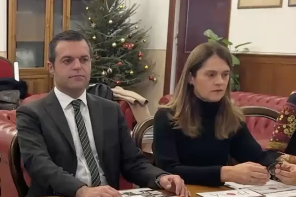 Il sindaco di Alghero Raimondo Cacciotto con l'assessora Raffaella Sanna