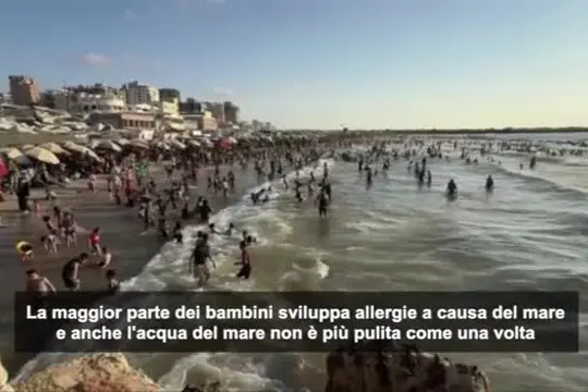 A Gaza si cerca di sfuggire dal caldo delle tendopoli andando al mare